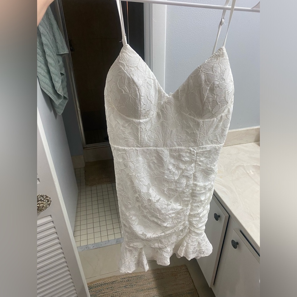 White hello Molly dress size small. never worn doesn’t fit me right